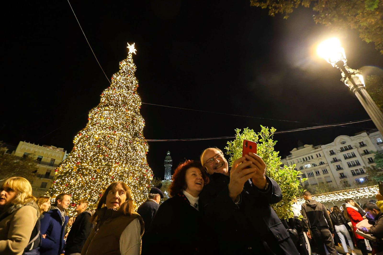 El centro de València, a reventar de gente por la decoración de Navidad