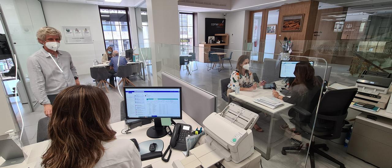 Un momento de trabajo en la oficina de una entidad financiera, que atiende presencialmente durante la pandemia.