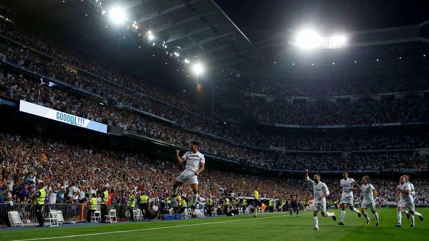 Los jugadores del Real Madrid festejan el primer gol al Barcelona, obra de Asensio. // Efe