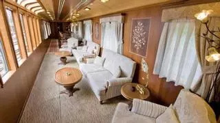 El tren turístico más lujoso de España tiene vagones de los años 20: recorre la cornisa cantábrica a bordo de suites con ducha de hidromasaje
