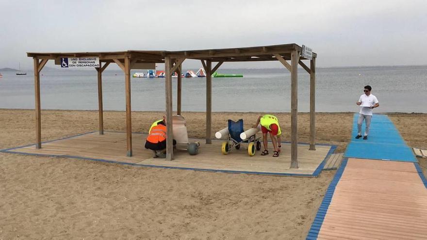 Técnicos de Famdif analizan la accesibilidad de la playa Mistral, en San Javier.FAMDIF