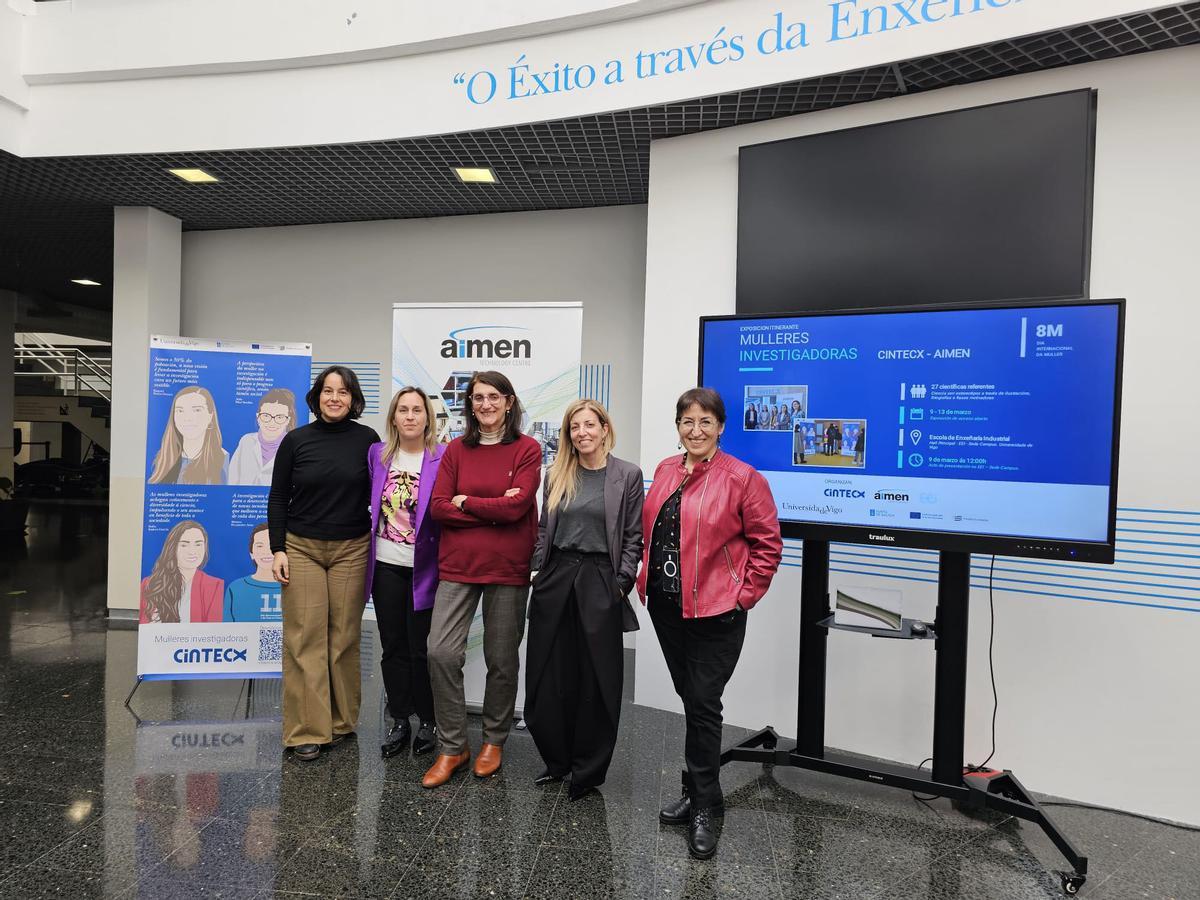 Mariola Norte, Xanel Vecino, Ángeles Sanromán, Lorena Freire y Gloria Pena, en la inauguración de la muestra en Industriales.