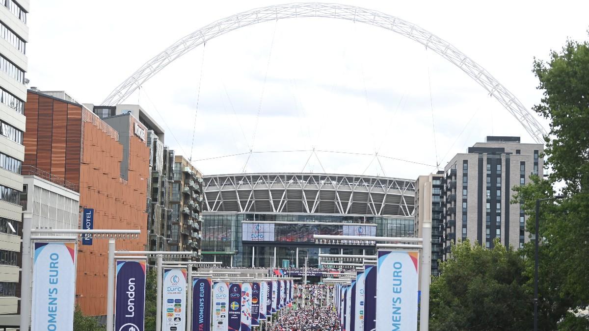 Vista exterior del mítico estadio de Wembley, horas antes de la final de la EURO 2022 femenina