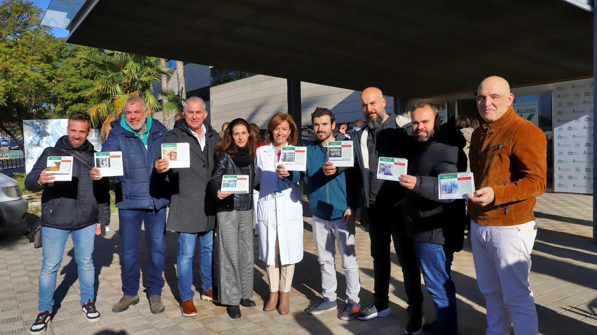 Ocho de los once fotoperiodistas que han participado en el calendario, junto a la directora gerente del hospital Reina Sofía, Valle García, en el centro.