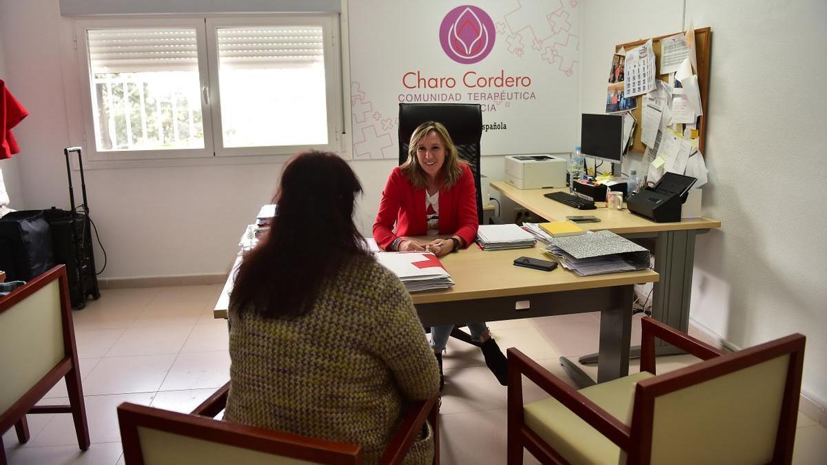 Una interna de la comunidad para mujeres Charo Cordero de Plasencia, con la directora.