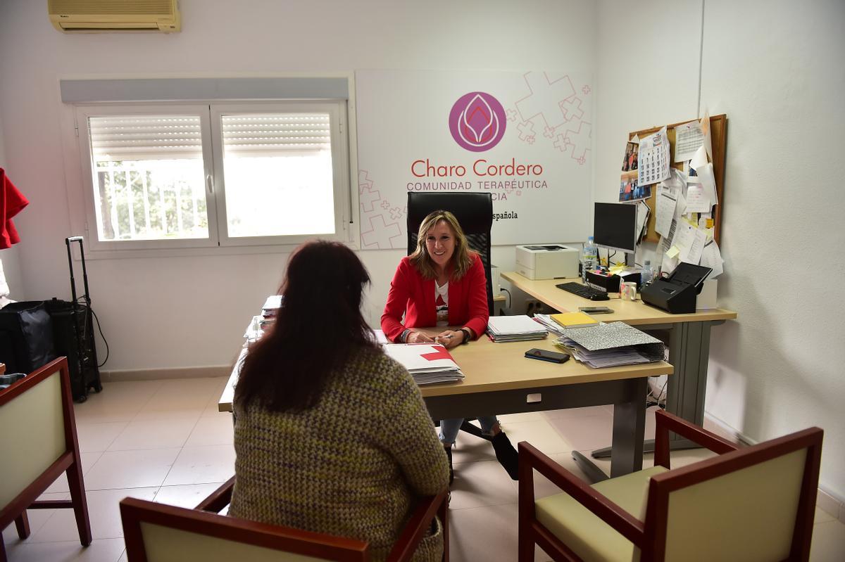 Una interna de la comunidad para mujeres Charo Cordero de Plasencia, con la directora.