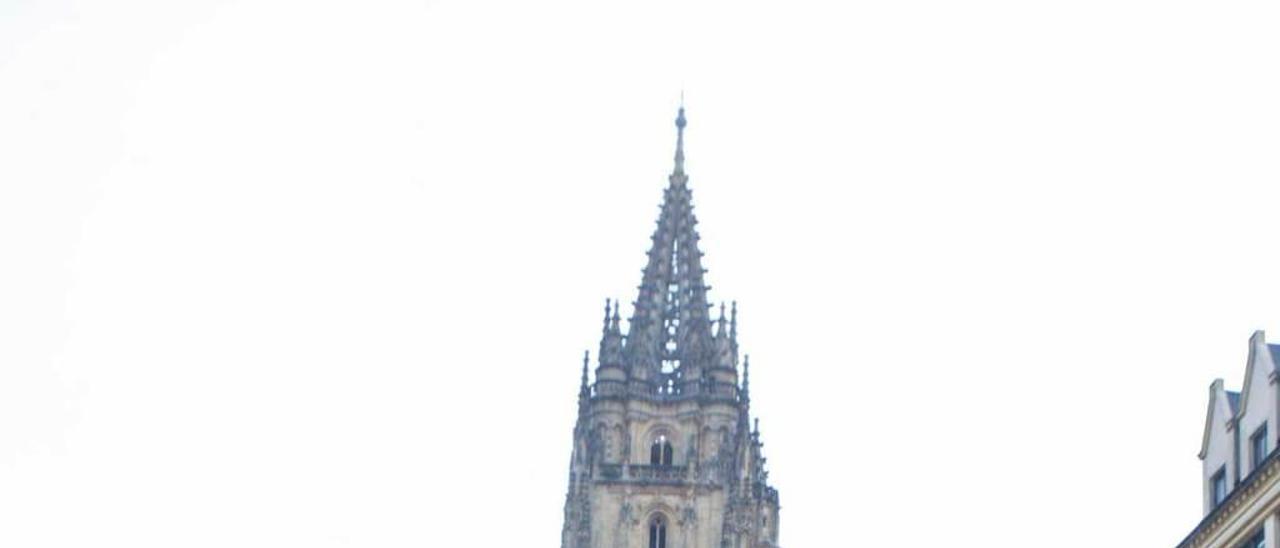 Un grupo de turistas, ayer, ante la Catedral de Oviedo.