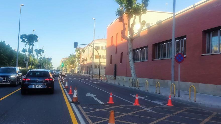 La avenida Requejo, con dos carriles cortados y uno en cada sentido para la circulación de vehículos. | J. N.