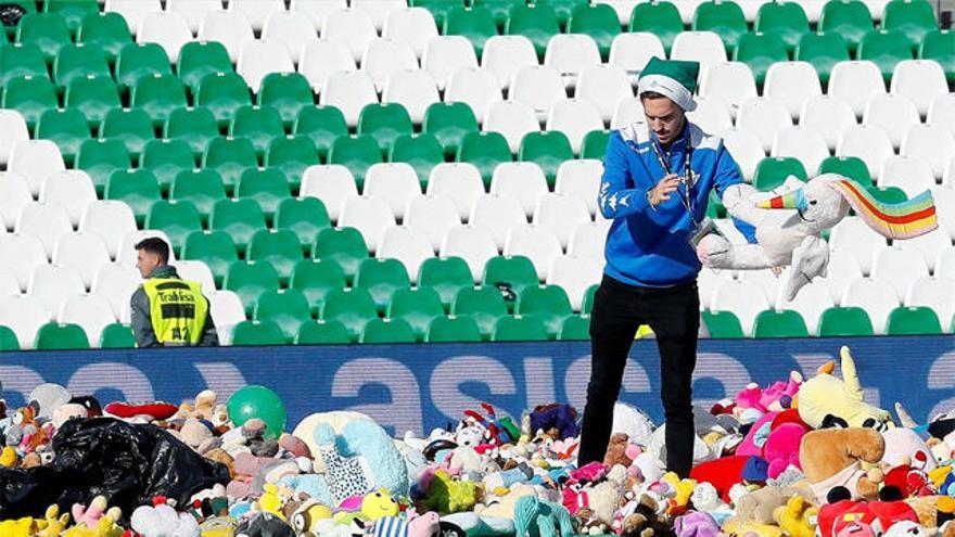 El detalle más solidario de los últimos años: lluvia de peluches en el Villamarín para los más necesitados