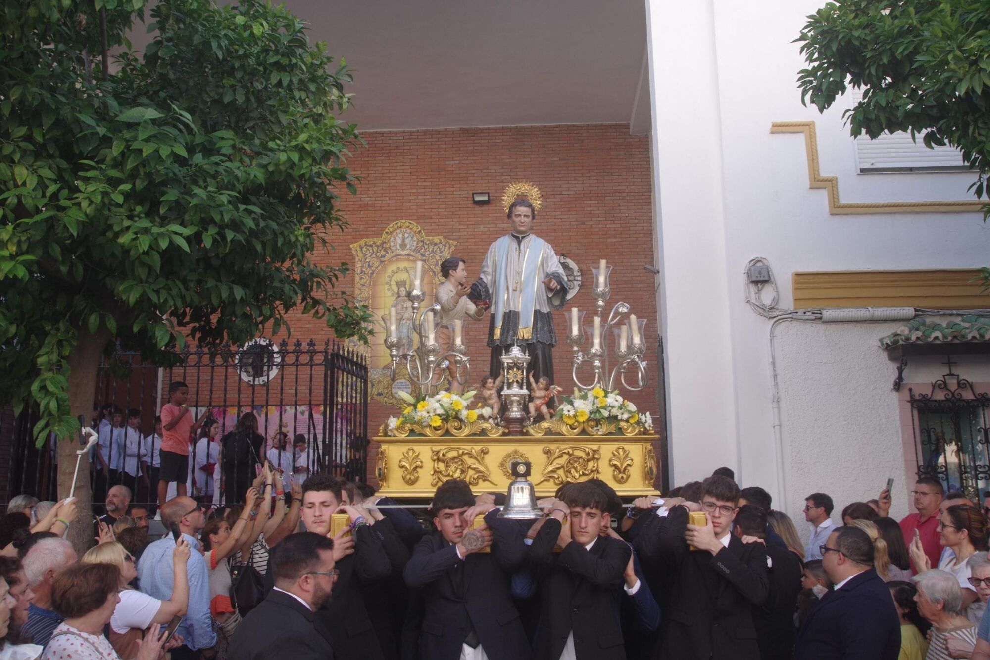 Salida procesional de María Auxiliadora por Capuchinos en 2025