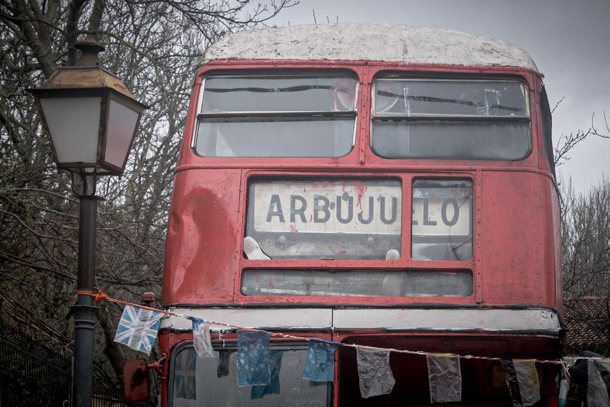 El autobús cuenta con una señal de tráfico con el nombre del pueblo en su interior.