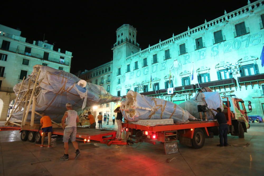 La Hoguera Oficial llega a la plaza del Ayuntamiento para abrir la plantà