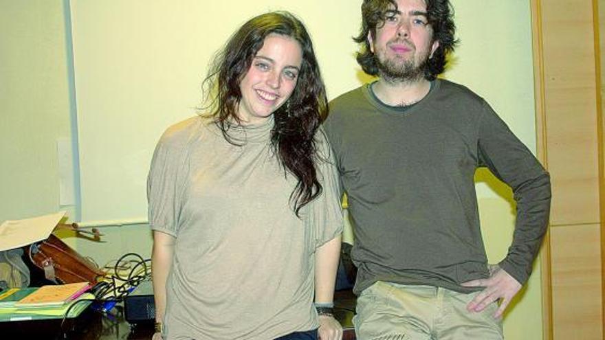 Laura Casielles y José María Gómez Valero, en el centro social ocupado y autogestionado La Madreña.