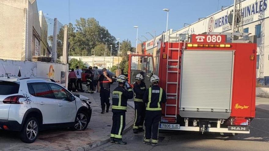 Un coche choca contra un muro en Chinales y el conductor queda atrapado