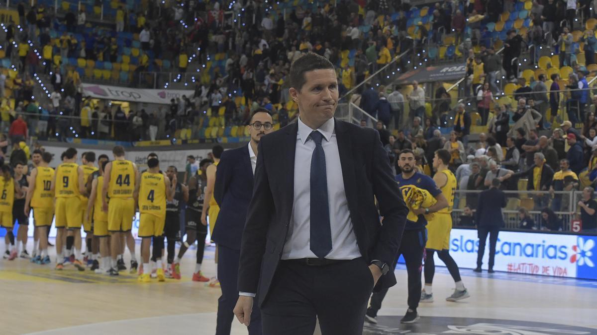 Jaka Lakovic abandona la cancha con gesto contrariado tras caer en los octavos de final de la Eurocup.