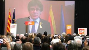 Carles Puigdemont interviene desde Bruselas en el mitin de Junts per Catalunya de este sábado.