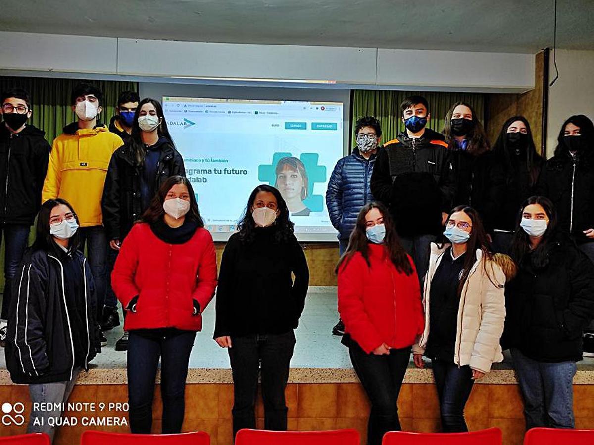 La antigua alumna (centro) con alumnos. | // FDV