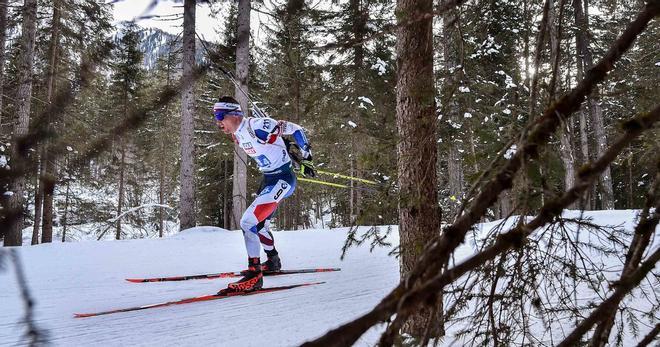 El checo Michal Krcmar compite en el relevo mixto de la Copa Mundial de Biatlón de 4x6 de la UIB en Rasen-Antholz (Rasun Anterselva), en los Alpes italianos.