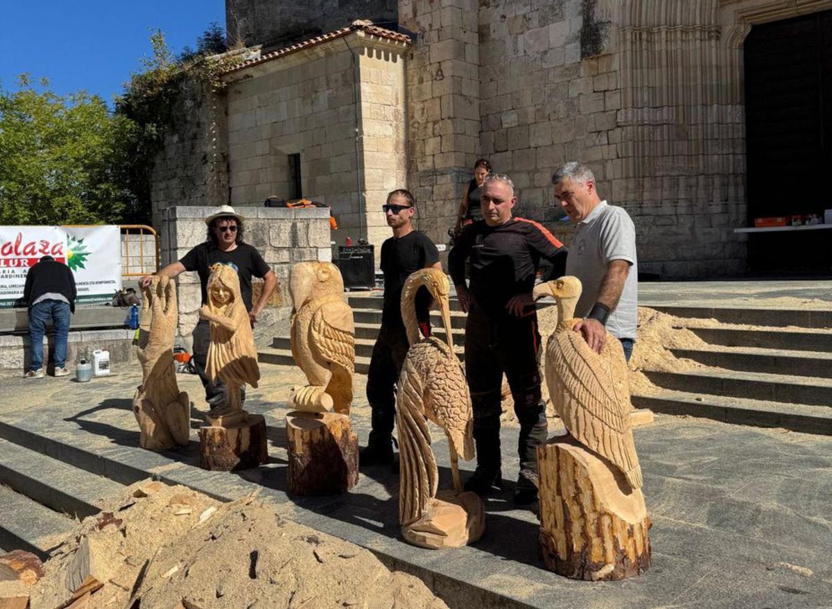 El moañés –segundo por la
Dcha.– con sus rivales. | FdV