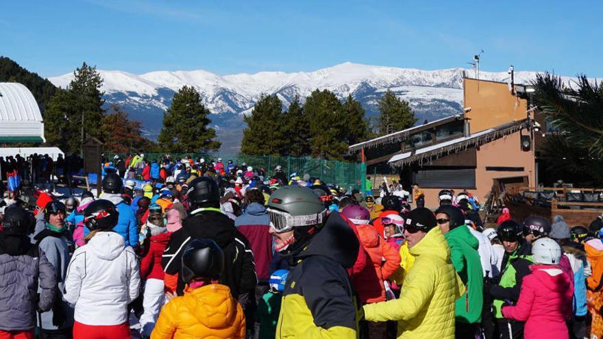 Imatge general de l&#039;estació d&#039;esquí La Masella plena d&#039;esquiadors pel pont de Tots Sants.