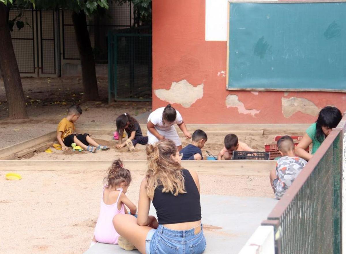 Infants i docents al pati d’un centre educatiu de Girona, en una imatge d'arxiu.