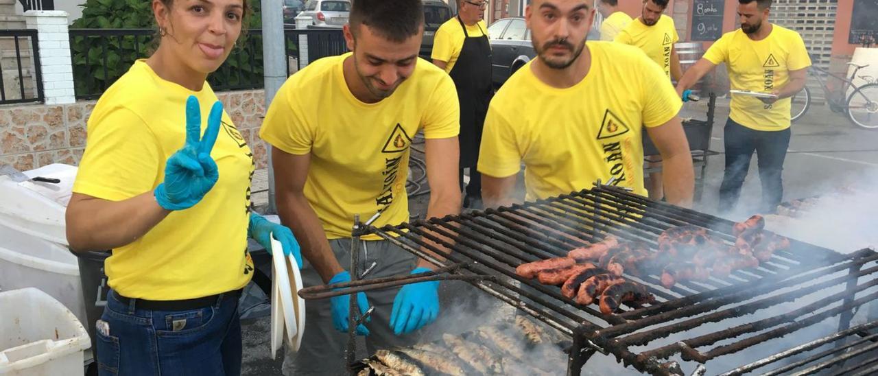 Un momento de la preparación de producto en la última fiesta de San Juan de Porto Meloxo.   | //  FDV