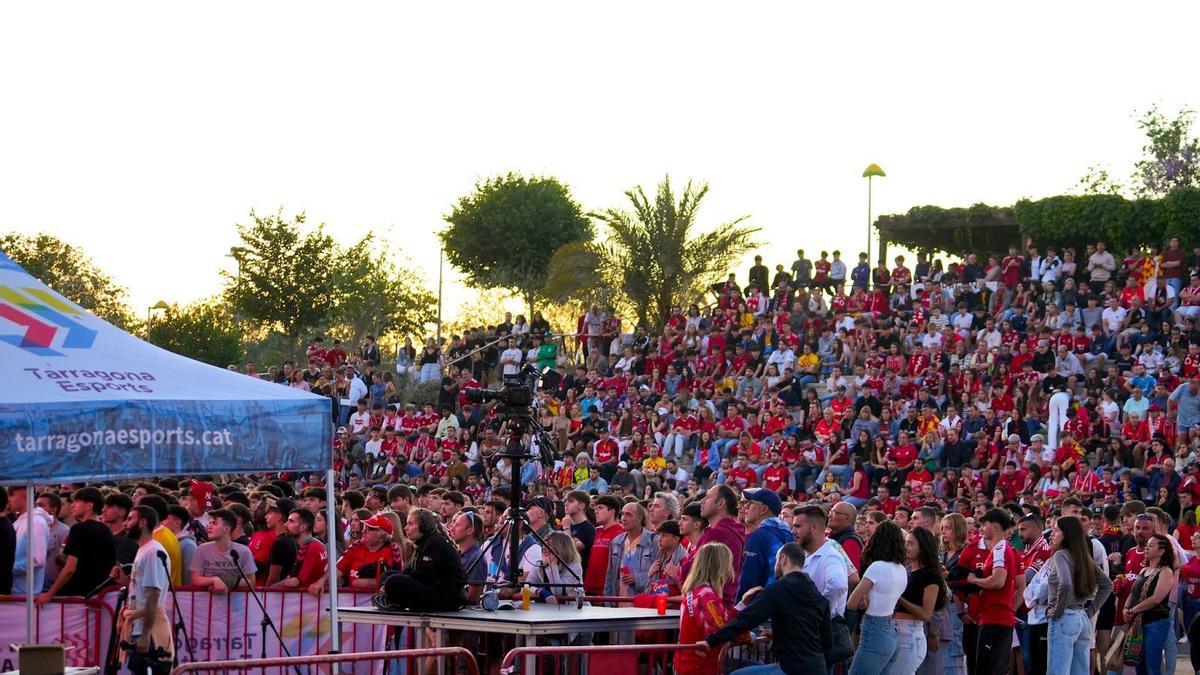 Pantalla gigante en 2024 para seguir el partido del Nàstic de Tarragona.