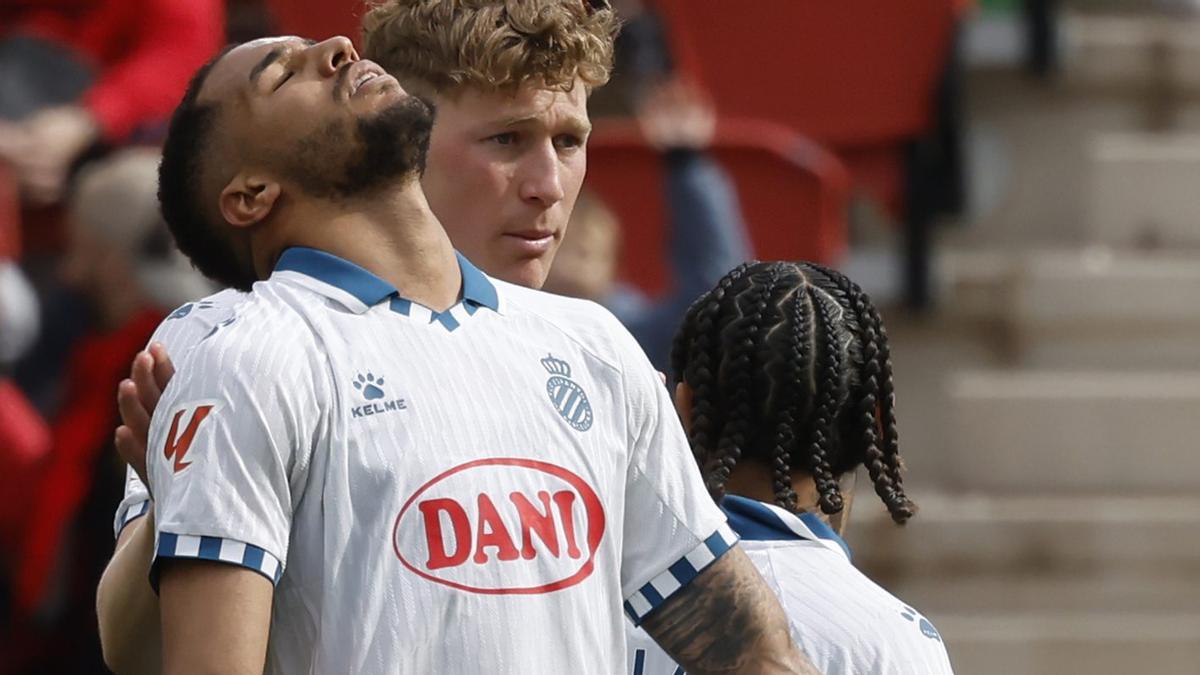 Pickel, amb Riedel i Dolan, es lamenta després de ser expulsat, ahir en el duel contra el Mallorca a Palma.  | CATI CLADERA / EFE