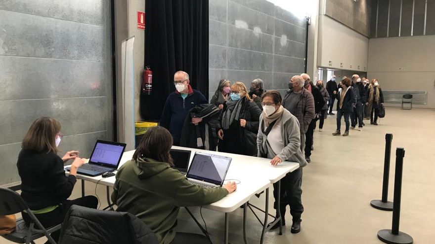 Cua a la Sala Polivalent de Solsona per l&#039;anterior campanya de vacunació de la covid-19