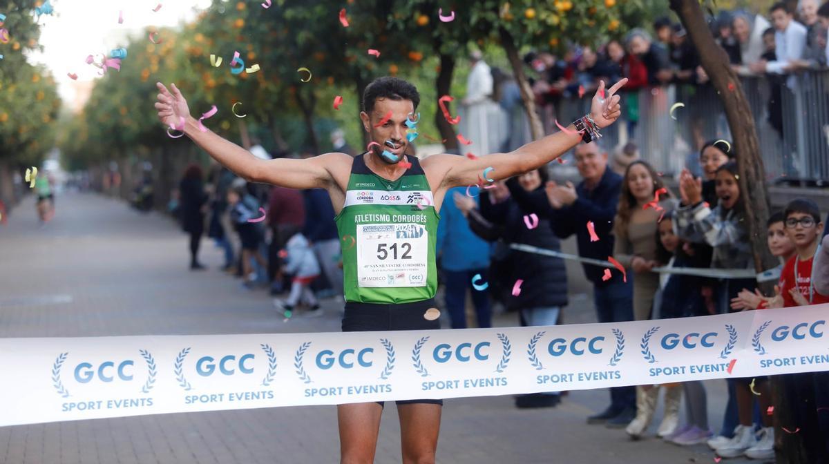 Juan Ignacio Grondona celebra la victoria en la edición del 2025 de la San Silvestre Cordobesa.