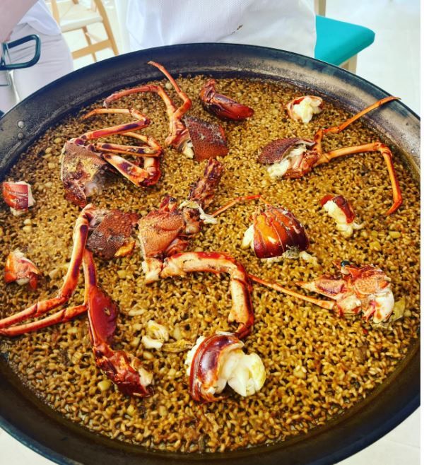 Le gusta hacer arroz con "cosas del mar"