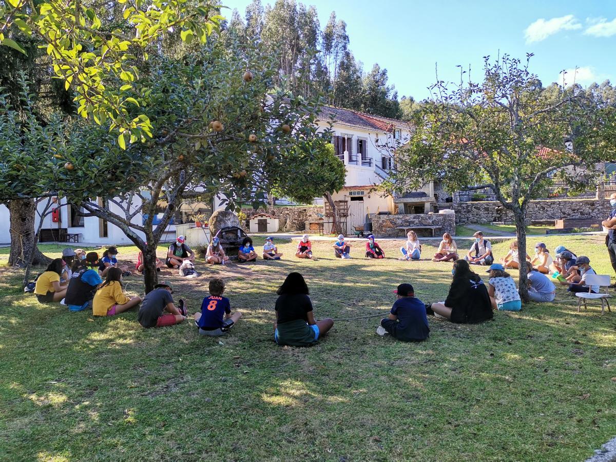 Un grupo de niños, en Corazón de Caraballo, en Tomiño. / Cedida