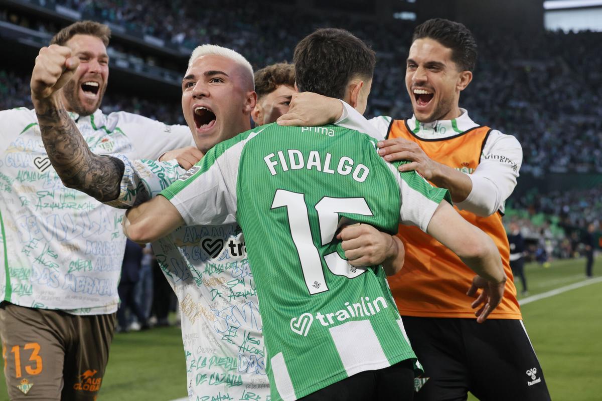 SEVILLA, 01/03/2026.- El centrocampista del Betis Álvaro Fidalgo (c) celebra su gol contra el Sevilla durante el partido de la jornada 26 de LaLiga entre el Betis y el Sevilla, este domingo en el estadio de la Cartuja.-EFE/ José Manuel Vidal