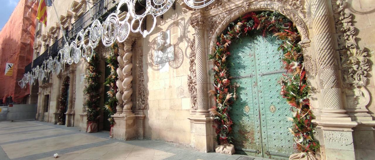 Decoración navideña vegetal en la fachada del Ayuntamiento de Alicante