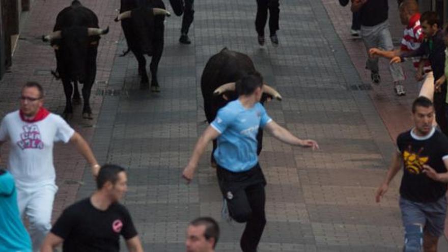 Un corredor, ayer, es perseguido por un novillo durante el último encierro de la Semana Grande.