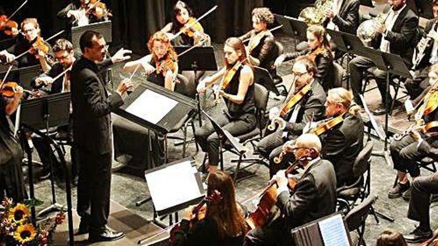 Primer concierto de la temporada que ofreció la Orquestra Simfònica Ciutat d&#039;Eivissa en mayo con Xavier Pagès-Corella.