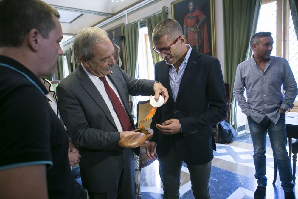 Alberto Suárez Laso, medallista olímpico, es recibido en el Ayuntamiento de Oviedo por Wenceslao López