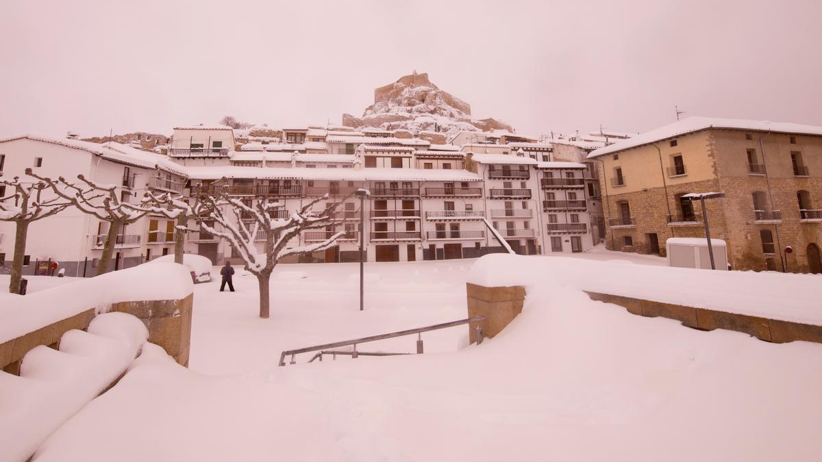 La plaça Pla d’Estudi de Morella nevada.