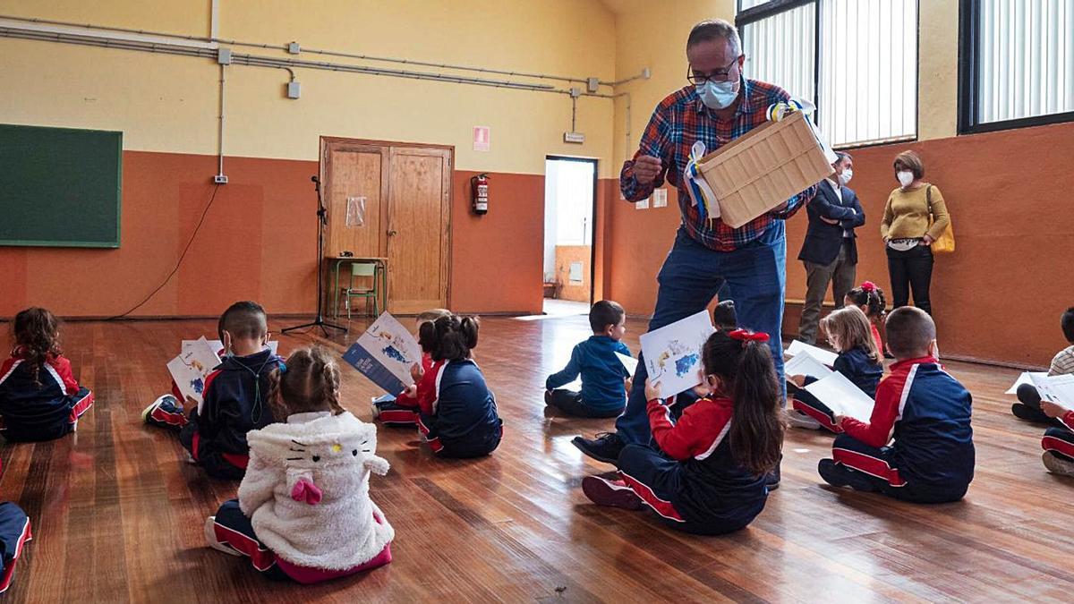 Luis Fumero, director del CEIP Santa Cruz de California, reparte el material formativo entre los alumnos de un colegio de Santa Cruz. | | ÁLVARO ARMAS