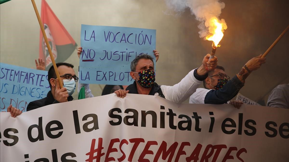 Manifestación de sanitarios en huelga descienden por la Vía Laietana