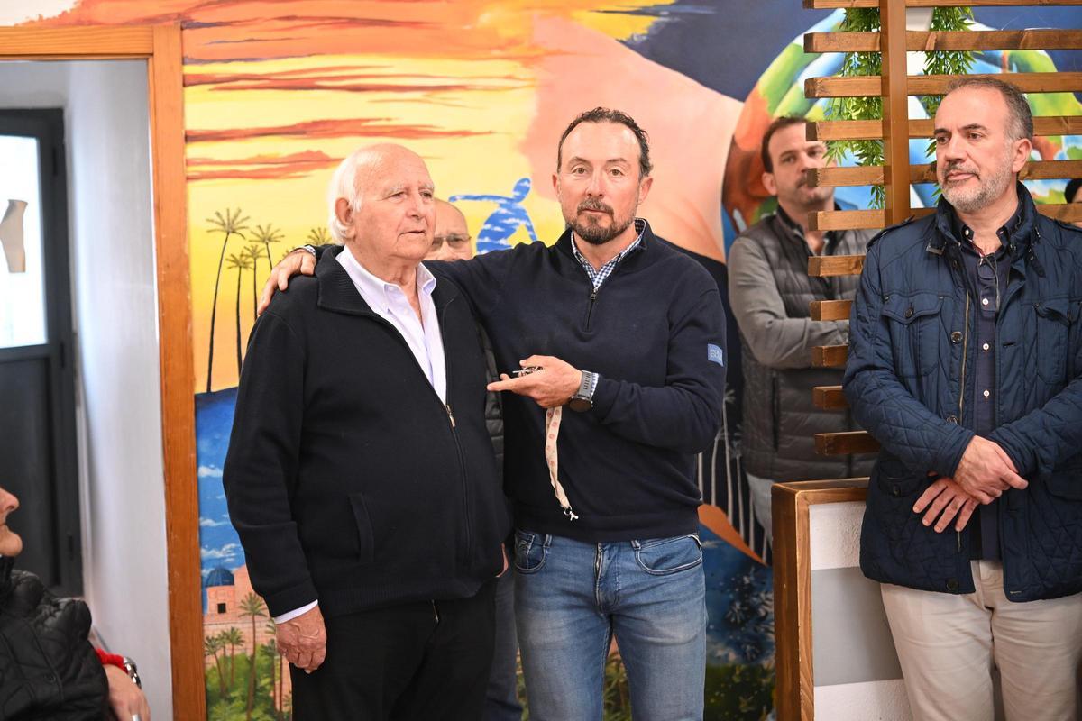 Caritas Elche organiza un taller de palma blanca con el fin de recaudar fondos con unas 7000 solapas para domingo de ramos Caritas Elche organiza un taller de palma blanca con el fin de recaudar fondos con unas 7000 solapas para domingo de ramos
