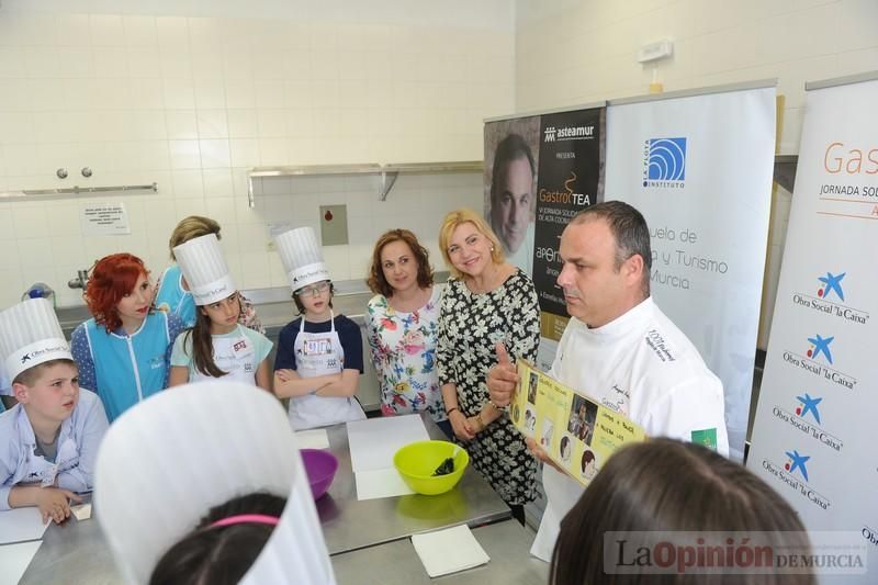 El chef Ángel León imparte en Murcia un taller de cocina para niños con autismo