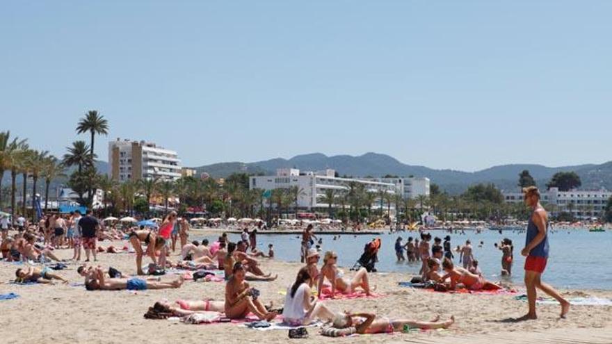 Turistas en la playa de s´Arenal de Sant Antoni, en una imagen de archivo.