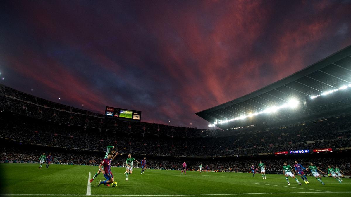 Abde reclama sin éxito penalti ante la entrada de Álex Moreno en el Barça-Betis del Camp Nou.