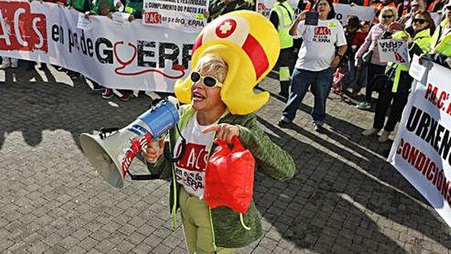 Protesta de trabajadores de los PAC, en octubre de 2018, frente al Parlamento gallego.