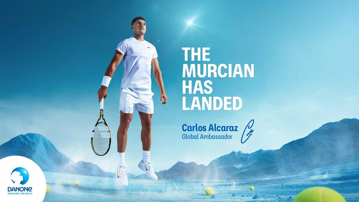 Cartel anunciador del "fichaje" de Alcaraz por Danone
