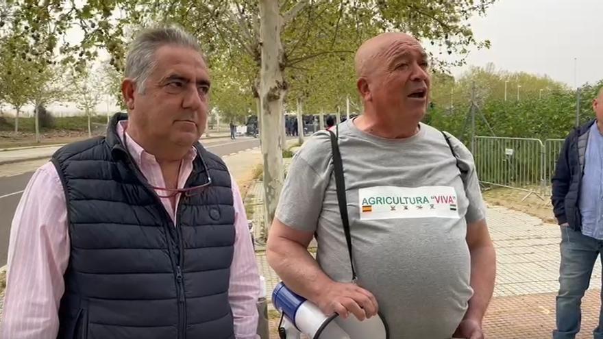 Agricultores esperan la llegada de Pedro Sánchez.