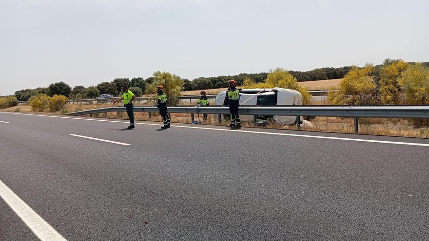 Dos heridos en la autovía A-52 por el vuelco lateral de un vehículo en la zona del Tera