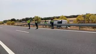 Dos heridos en la autovía A-52 por el vuelco lateral de un vehículo en la zona del Tera