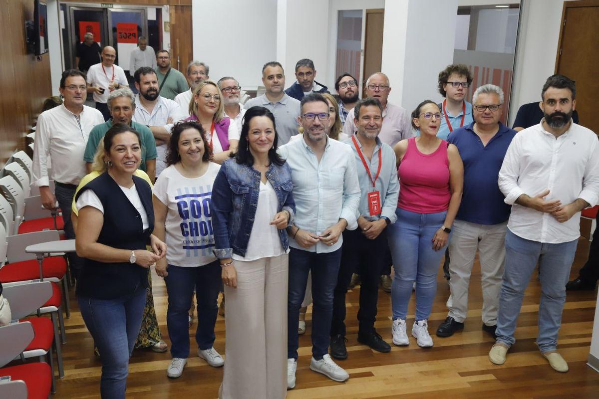 Representantes del PSOE de Córdoba en su sede en la capital.